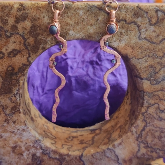 Handcrafted brushed copper earrings with iridescent blue glass beads - Picture 6 of 7